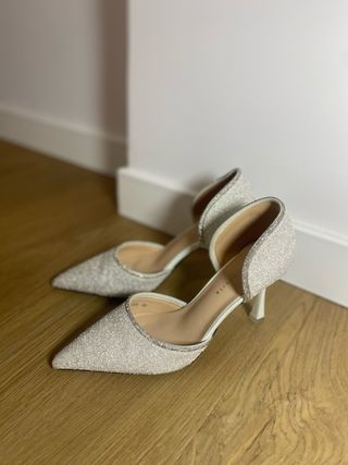 Zapatos de tacón plateados y blancos