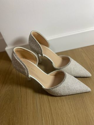 Zapatos de tacón plateados y blancos