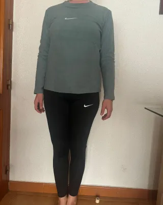 Conjunto Nike: Camiseta verde y leggings negros