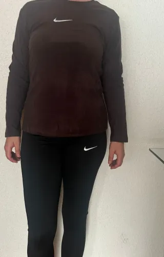 Conjunto Nike: Camiseta verde y leggings negros