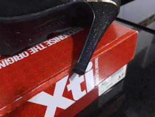 Botín Xti Negro Talla 37 con Detalles Dorados