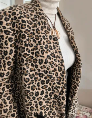 Chaqueta Stradivarius estampado leopardo