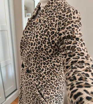 Chaqueta Stradivarius estampado leopardo