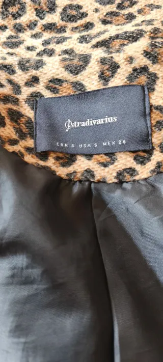 Chaqueta Stradivarius estampado leopardo