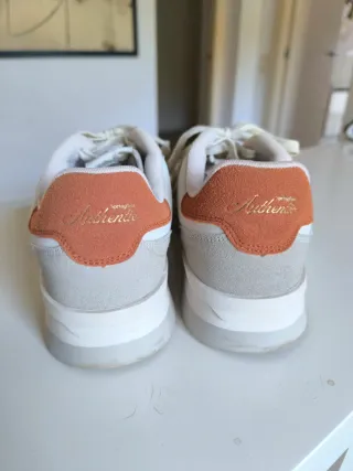 Zapatillas deportivas blancas y naranjas