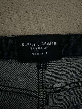 Pantalones vaqueros Supply & Demand desgastados