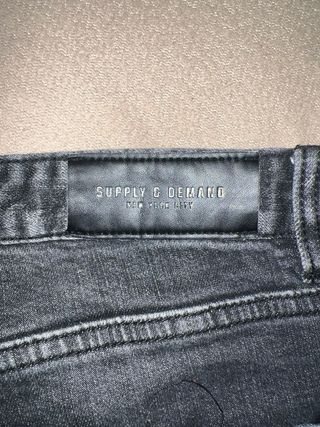 Pantalones vaqueros Supply & Demand desgastados