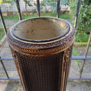 Paragüero de rejilla y madera dorada