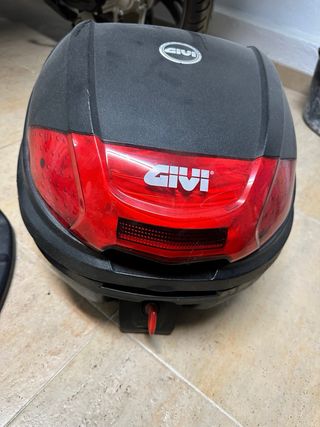 Baúl Maletín Moto Givi con Soporte y Llave