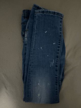 Pantalones vaqueros rotos desgastados