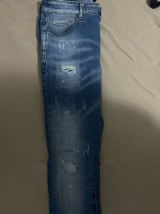 Pantalones vaqueros rotos desgastados