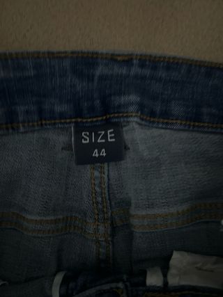 Pantalones vaqueros rotos desgastados