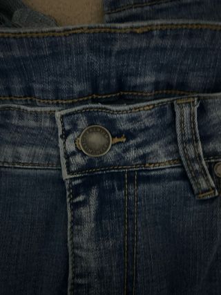 Pantalones vaqueros rotos desgastados