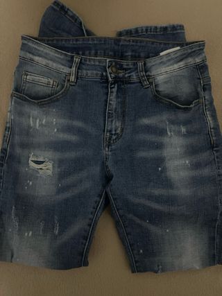 Pantalones vaqueros rotos desgastados