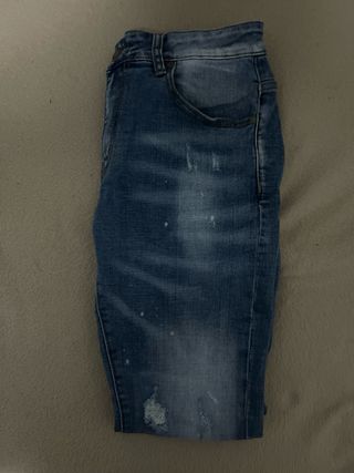 Pantalones vaqueros rotos desgastados