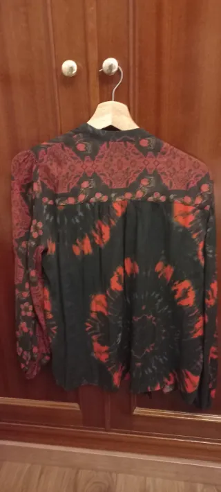 Blusa Desigual Estampada Negra y Roja