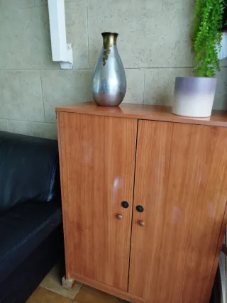 Zapatero de madera y metal