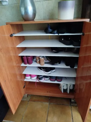 Zapatero de madera y metal