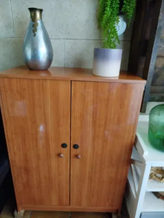 Zapatero de madera y metal