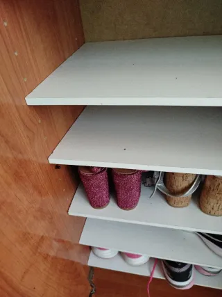 Zapatero de madera y metal