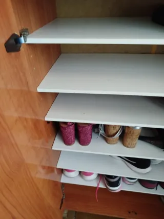 Zapatero de madera y metal