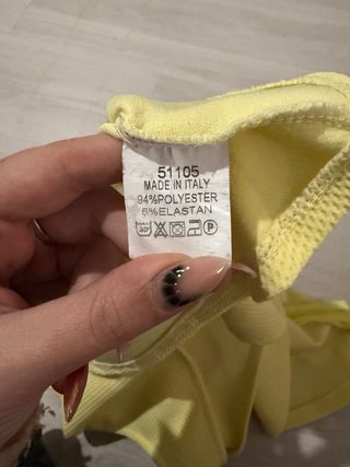 Top amarillo con volantes y tirantes cruzados