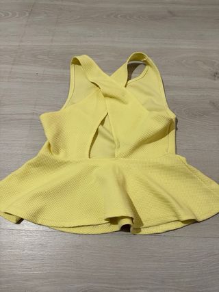 Top amarillo con volantes y tirantes cruzados