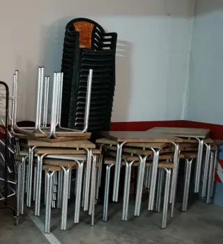 Mesas y sillas apilables 17 mesas 25 sillas