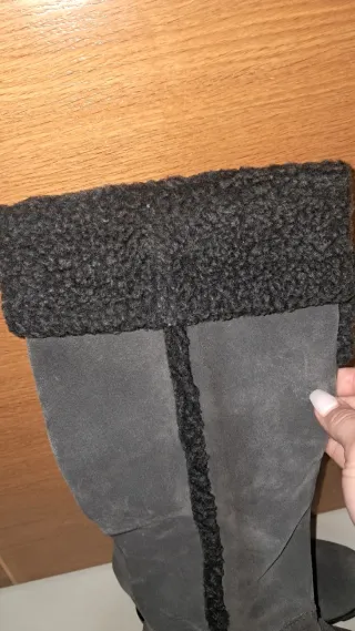 Botas grises de ante, suela de piel, como nuevas.