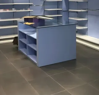 Módulo vitrina y estantes de cristal y madera