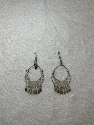 Pendientes de plata de aro con adornos colgados