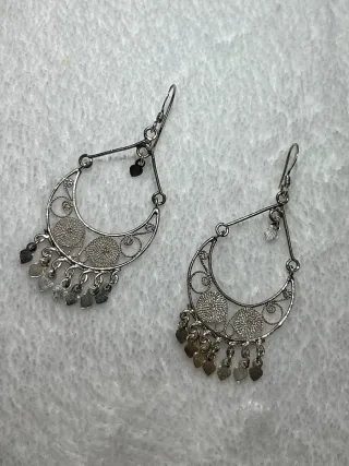 Pendientes de plata de aro con adornos colgados