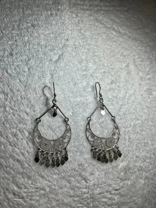 Pendientes de plata de aro con adornos colgados