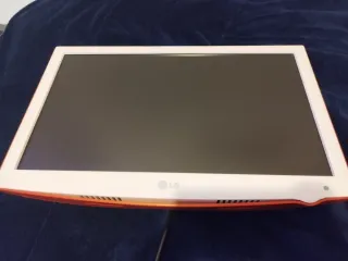 TV Monitor LG 24 Blanco y Naranja
