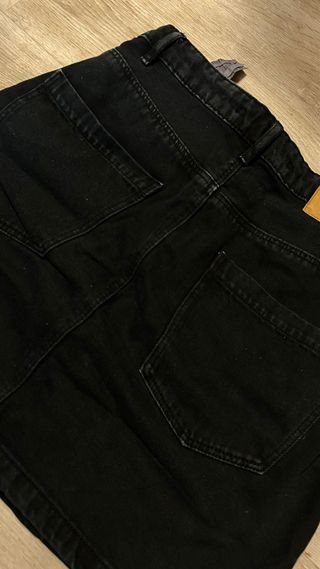 Falda vaquera negra botones