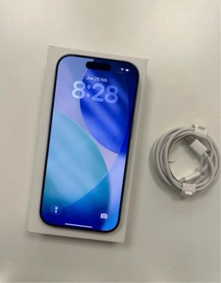 iPhone 17 Azul con Cable