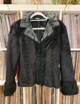 Chaqueta y2k negra efecto ante con pelo sintético