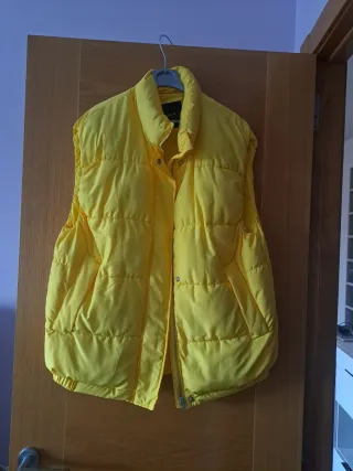 Chaleco acolchado amarillo Pull&Bear
