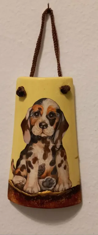 Tegola in coccio decorata con cane