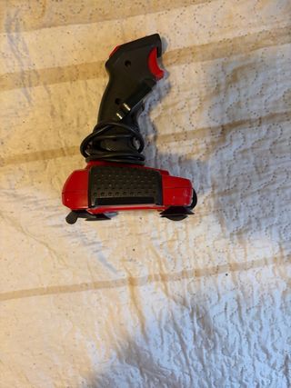 Controller per videogiochi rosso e nero