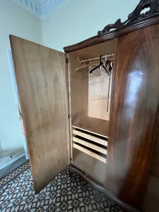 Armario antiguo de madera