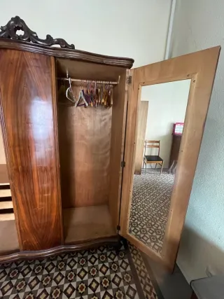 Armario antiguo de madera