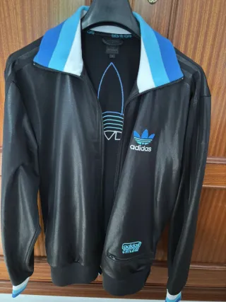 Chaqueta Adidas Chile 62 Talla M Negra/Azul.