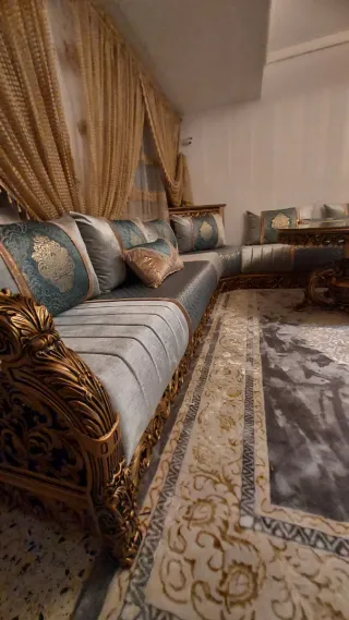 Sofá modular de lujo con detalles dorados