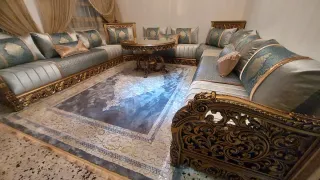 Sofá modular de lujo con detalles dorados