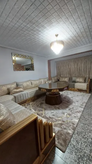 Sofá modular de lujo con detalles dorados