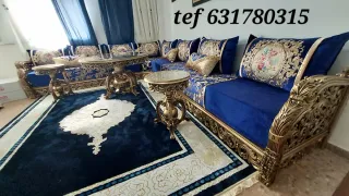 Sofá modular de lujo con detalles dorados