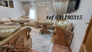 Sofá modular de lujo con detalles dorados