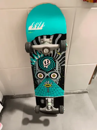 Skate Decathlon Diseño Calavera y Pirámide