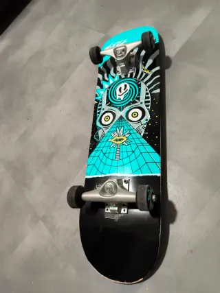 Skate Decathlon Diseño Calavera y Pirámide